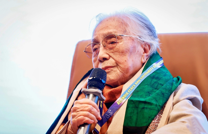 Nguyên Phó Chủ tịch nước Nguyễn Thị Bình xúc động nhận Giải thưởng Hòa bình Romesh Chandra - Ảnh 1.