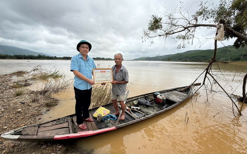 Khen thưởng 2 công dân Đà Nẵng dũng cảm cứu người trong lũ dữ - Ảnh 1.