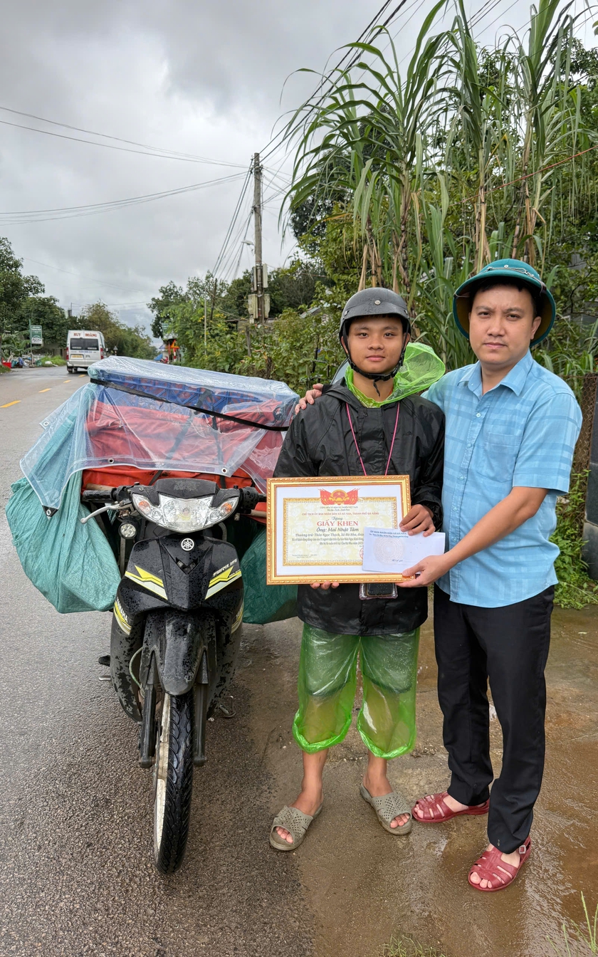 Khen thưởng 2 công dân Đà Nẵng dũng cảm cứu người trong lũ dữ - Ảnh 2.