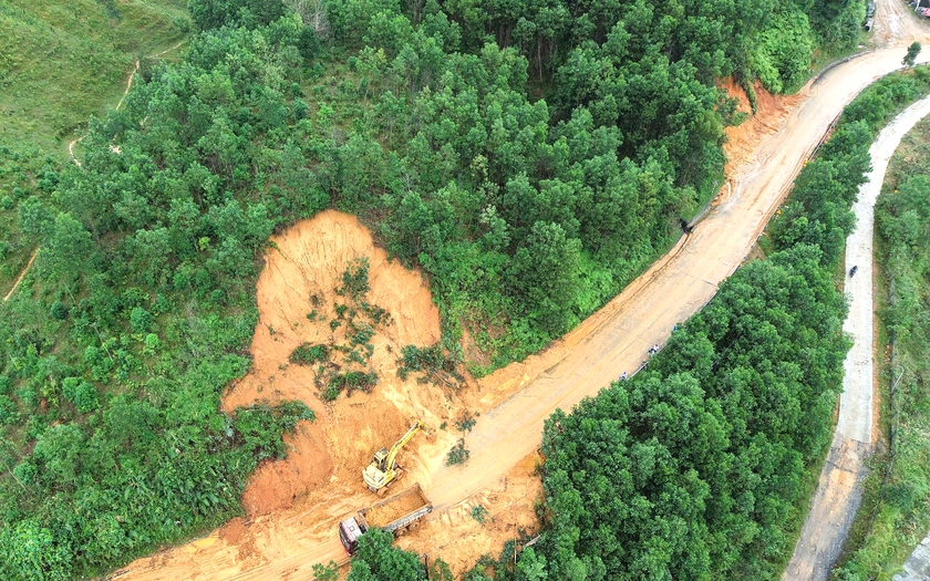 Hiện còn hơn 50 vị trí bị tắc đường do mưa lũ đặc biệt lớn tại khu vực Trung Bộ - Ảnh 1.