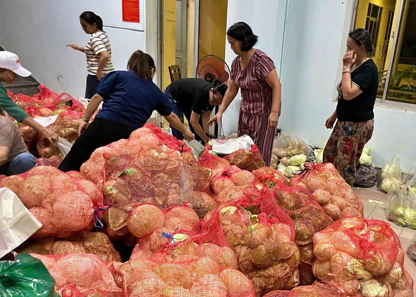 Ấm nghĩa tình trên phố cổ sau mùa nước lũ - Ảnh 5.