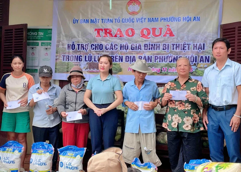 Ấm nghĩa tình trên phố cổ sau mùa nước lũ - Ảnh 1.