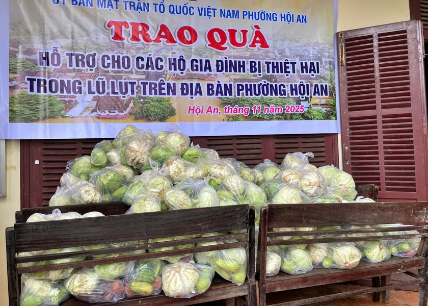 Ấm nghĩa tình trên phố cổ sau mùa nước lũ - Ảnh 6.