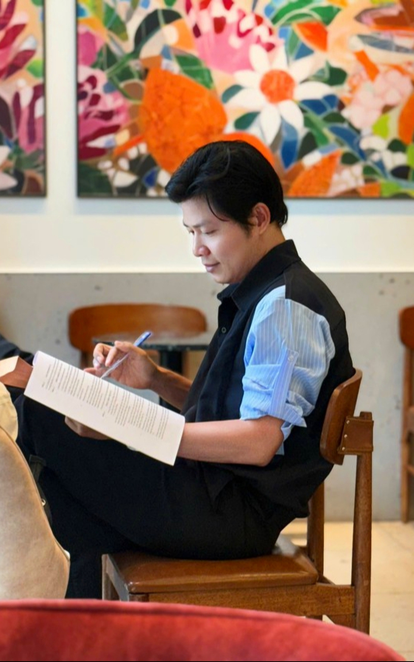 Tác giả bài hát "Viết tiếp câu chuyện hòa bình" đỗ đại học ở tuổi 42 - Ảnh 1.