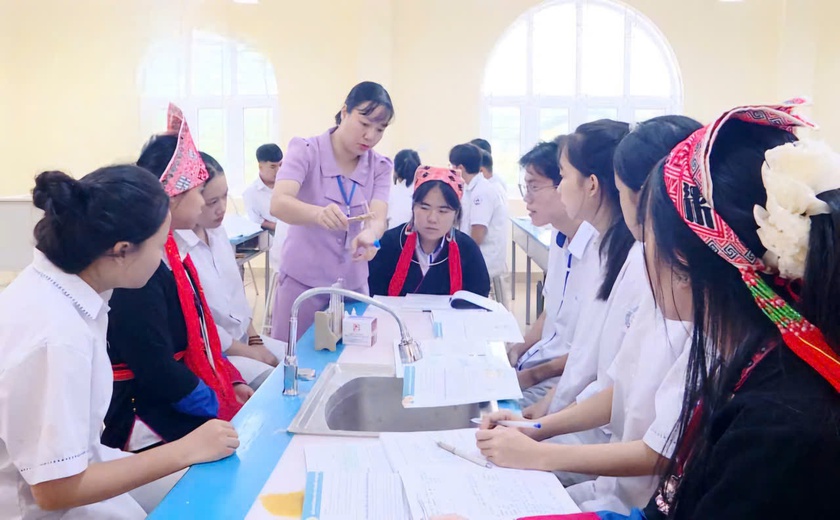 Quảng Ninh chuẩn hóa đội ngũ giáo viên, đầu tư cơ sở vật chất hiện đại, đồng bộ- Ảnh 1.