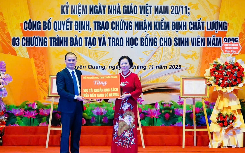 Hội Khuyến học Tuyên Quang trao 40 suất học bổng "Tân Trào tiếp sức đến trường" cho tân sinh viên vượt khó, đỗ đại học  - Ảnh 1.