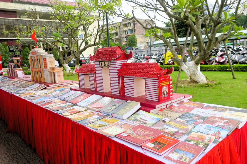 Hải Phòng: Trưng bày, triển lãm sách "Hải Phòng – Sắc màu di sản" nhân Ngày Di sản Văn hóa Việt Nam - Ảnh 1.