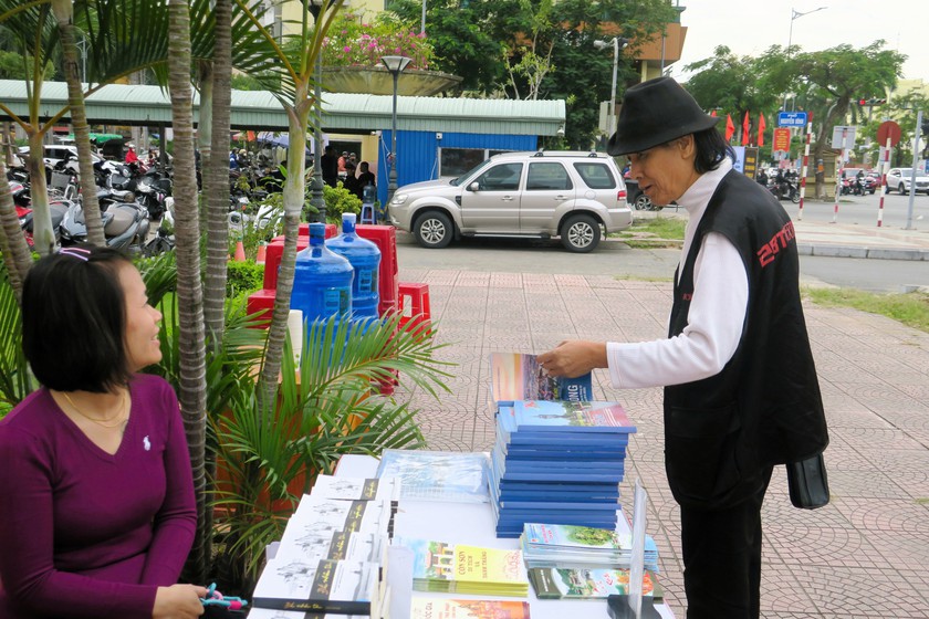 Hải Phòng: Trưng bày, triển lãm sách "Hải Phòng – Sắc màu di sản" nhân Ngày Di sản Văn hóa Việt Nam - Ảnh 2.