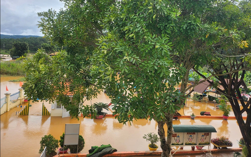 Mưa lũ gây thiệt hại cơ sở vật chất tại các trường mầm non ở Lâm Đồng - Ảnh 1.