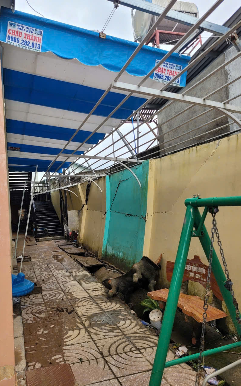 Mưa lũ gây thiệt hại cơ sở vật chất tại các trường mầm non ở Lâm Đồng - Ảnh 2.