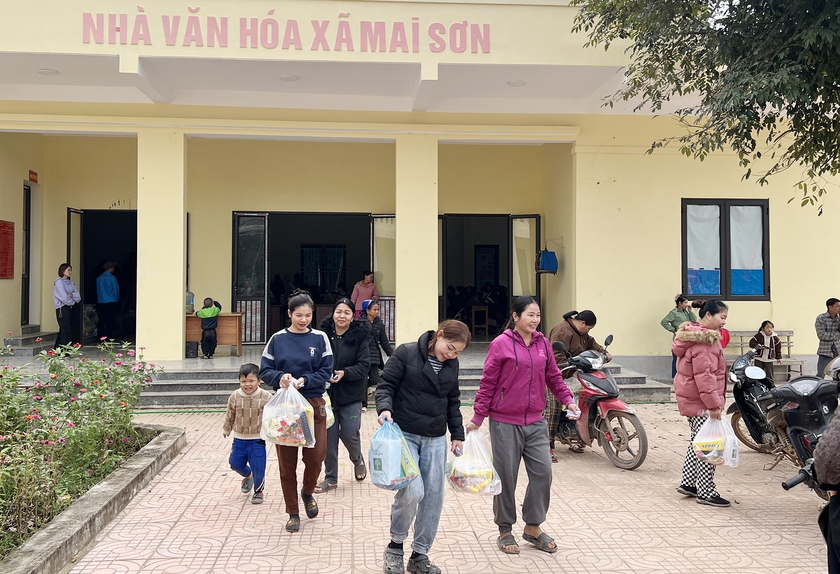 VISI kết nối yêu thương trao 160 triệu đồng cho đồng bào xã Nhôn Mai khắc phục bão lũ - Ảnh 25.