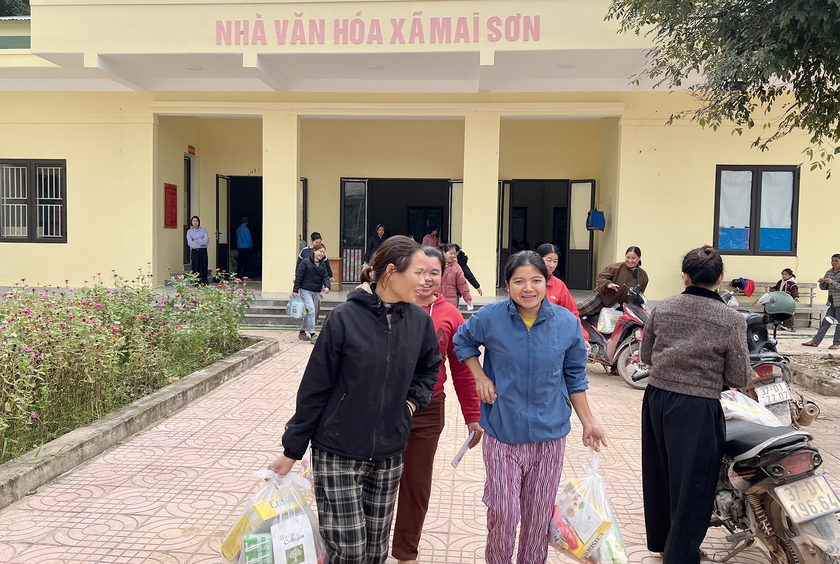 VISI kết nối yêu thương trao 160 triệu đồng cho đồng bào xã Nhôn Mai khắc phục bão lũ - Ảnh 24.