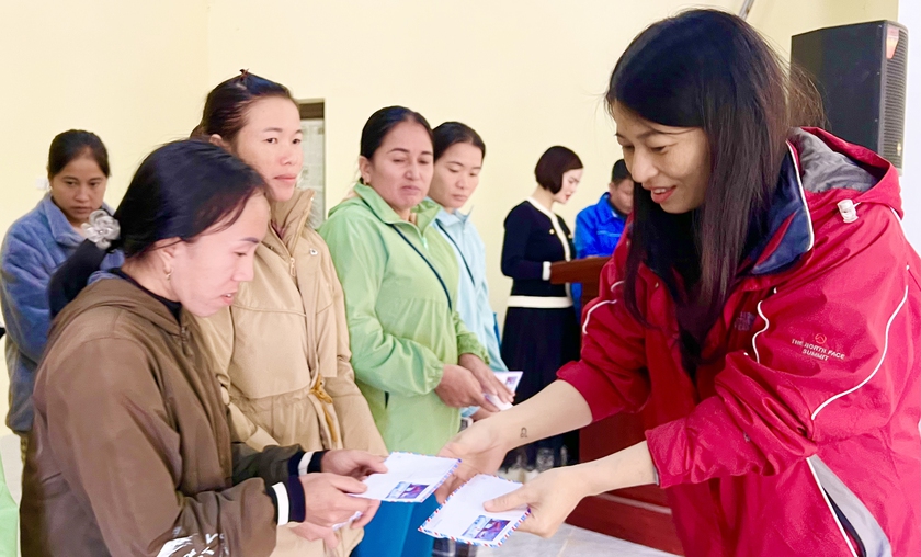 VISI kết nối yêu thương trao 160 triệu đồng cho đồng bào xã Nhôn Mai khắc phục bão lũ - Ảnh 10.