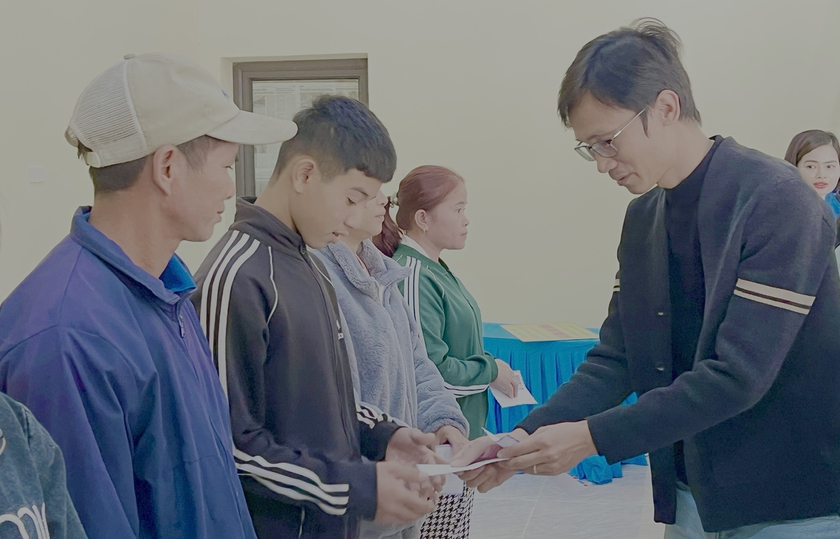 VISI kết nối yêu thương trao 160 triệu đồng cho đồng bào xã Nhôn Mai khắc phục bão lũ - Ảnh 12.