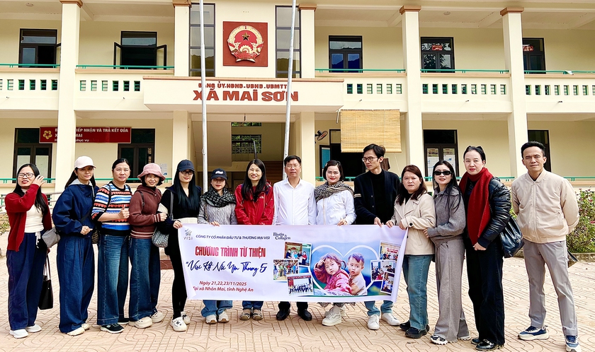 VISI kết nối yêu thương trao 160 triệu đồng cho đồng bào xã Nhôn Mai khắc phục bão lũ - Ảnh 1.