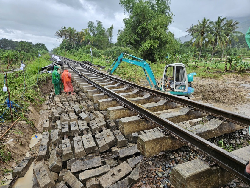 Đường sắt Việt Nam nỗ lực khắc phục ảnh hưởng mưa lũ - Ảnh 1.