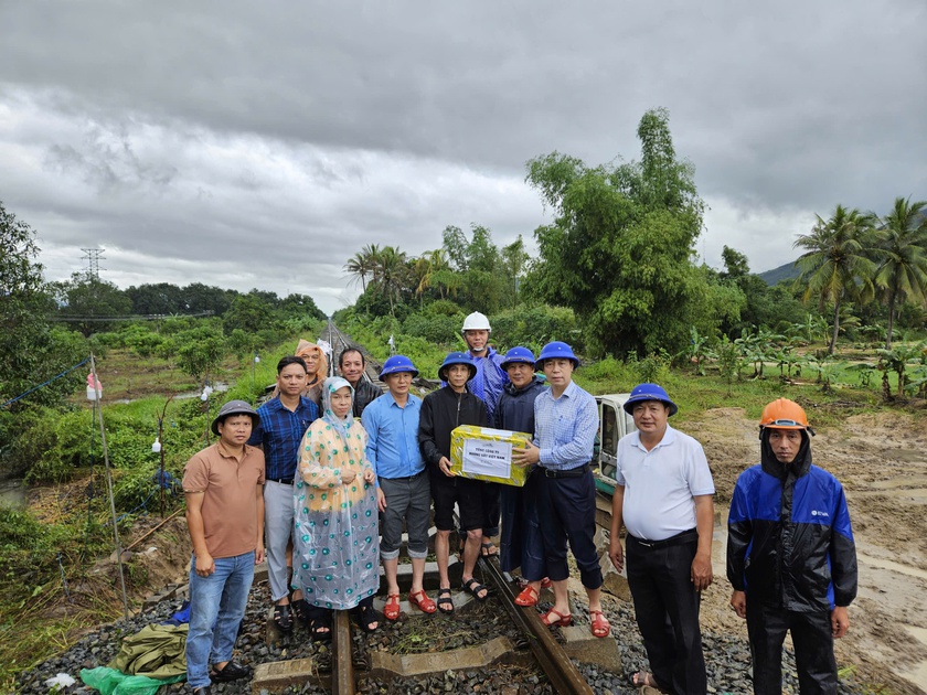 Đường sắt Việt Nam nỗ lực khắc phục ảnh hưởng mưa lũ - Ảnh 2.