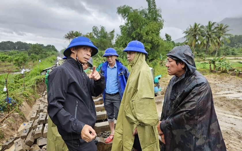 Cán bộ đường sắt Việt Nam kiểm tra hiện trường, khẩn trương khắc phục hậu quả lũ lụt tại Km 1338+800, khu gian Cây Cầy – Hoà Tân. Ảnh: ĐSVN