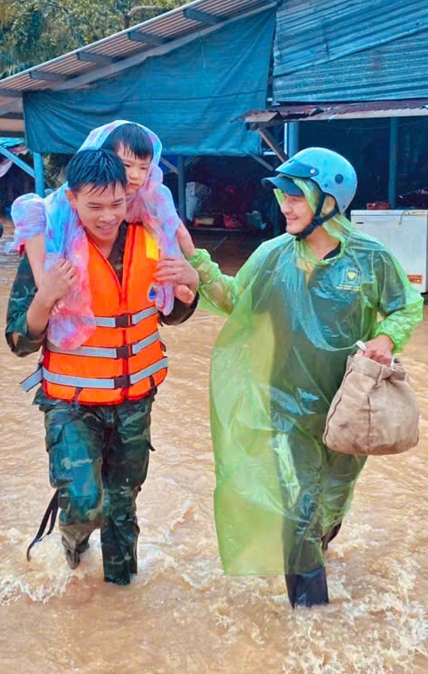 Thủ tướng chỉ đạo tập trung khắc phục hậu quả, khôi phục sản xuất kinh doanh, ổn định đời sống nhân dân sau lũ - Ảnh 2.