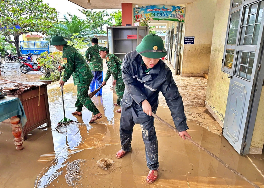 Thủ tướng chỉ đạo tập trung khắc phục hậu quả, khôi phục sản xuất kinh doanh, ổn định đời sống nhân dân sau lũ - Ảnh 1.