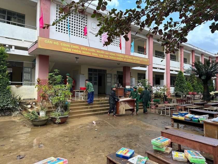 Thủ tướng chỉ đạo tập trung khắc phục hậu quả, khôi phục sản xuất kinh doanh, ổn định đời sống nhân dân sau lũ - Ảnh 3.