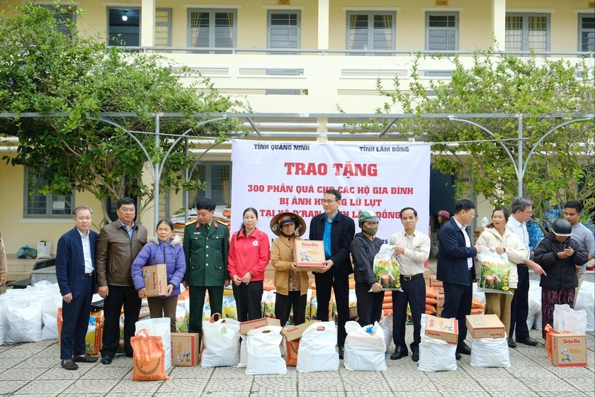 Tỉnh Quảng Ninh trao 300 phần quà hỗ trợ người dân xã D'Ran (tỉnh Lâm Đồng) - Ảnh 3.