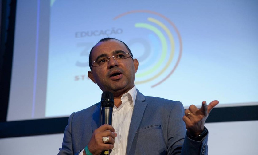 Các nhà tiên phong của kỷ nguyên AI chia sẻ tại Tọa đàm Đạo đức và An toàn AI VinFuture- Ảnh 2.