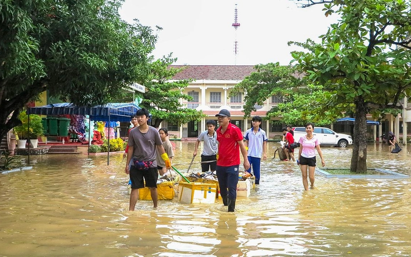 Khánh Hòa chi trả hỗ trợ về nhà ở, đời sống và hỗ trợ cho học sinh bị ảnh hưởng mưa lũ - Ảnh 1.