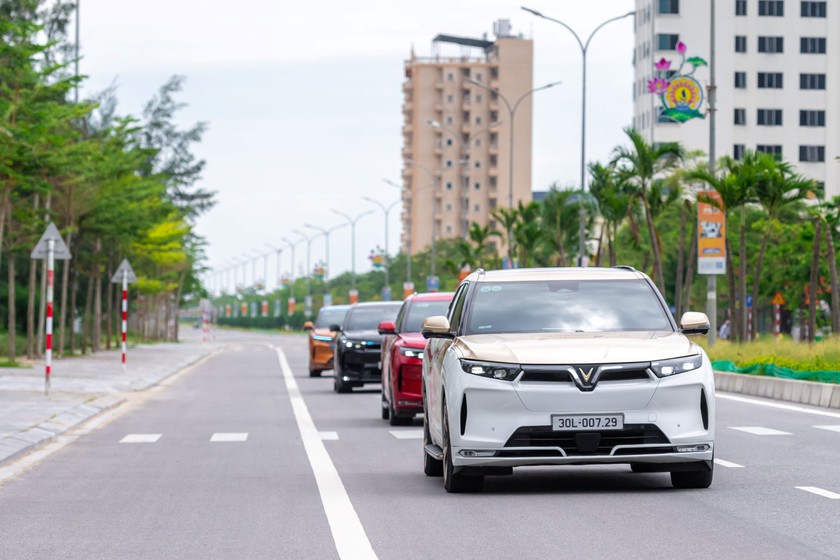 Mang xe đi phượt, leo đèo, chủ xe VinFast VF 9 nhận định: “Vọt như siêu xe, không mẫu xe xăng nào đọ được”- Ảnh 2. Mang xe đi phượt, leo đèo, chủ xe VinFast VF 9 nhận định: “Vọt như siêu xe, không mẫu xe xăng nào đọ được”- Ảnh 2.