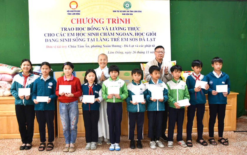 Hội Khuyến học tỉnh Lâm Đồng trao 30 suất học bổng cho các em học sinh Làng trẻ SOS Đà Lạt - Ảnh 2.