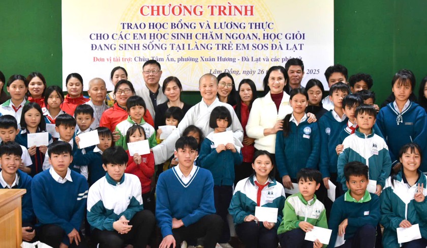 Hội Khuyến học tỉnh Lâm Đồng trao 30 suất học bổng cho các em học sinh Làng trẻ SOS Đà Lạt - Ảnh 4.