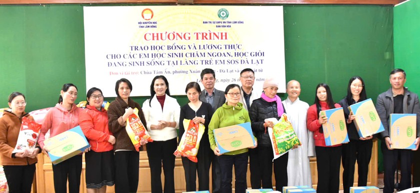 Hội Khuyến học tỉnh Lâm Đồng trao 30 suất học bổng cho các em học sinh Làng trẻ SOS Đà Lạt - Ảnh 3.