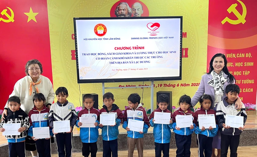 Hội Khuyến học Lâm Đồng trao học bổng, sách giáo khoa cho học sinh xã Lạc Dương- Ảnh 1.