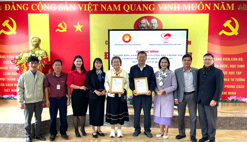 Hội Khuyến học Lâm Đồng trao học bổng, sách giáo khoa cho học sinh xã Lạc Dương- Ảnh 4.