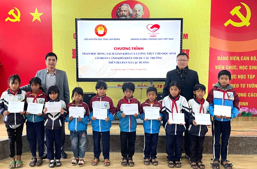 Hội Khuyến học Lâm Đồng trao học bổng, sách giáo khoa cho học sinh xã Lạc Dương- Ảnh 3.