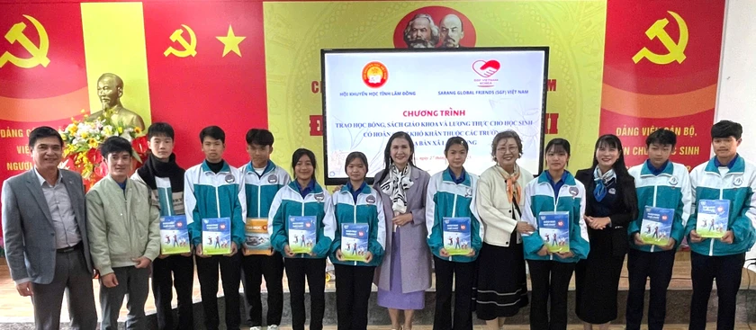 Hội Khuyến học Lâm Đồng trao học bổng, sách giáo khoa cho học sinh xã Lạc Dương- Ảnh 2.