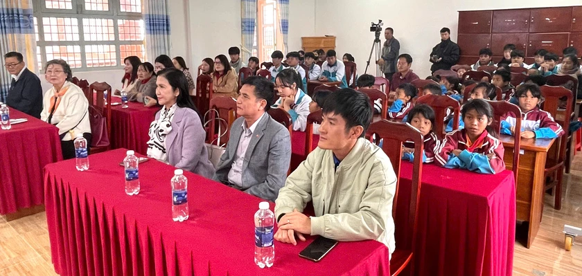 Hội Khuyến học Lâm Đồng trao học bổng, sách giáo khoa cho học sinh xã Lạc Dương- Ảnh 5.
