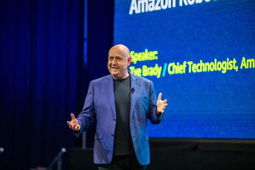 Cuộc chiến giữa AI và con người trong mạng lưới kho hàng của Amazon - Ảnh 2.