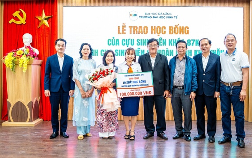Học bổng từ cựu sinh viên - gắn kết bền chặt các thế hệ sinh viên Trường Đại học Kinh tế  - Ảnh 1.