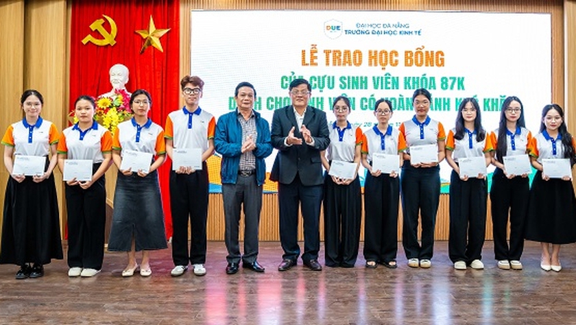 Học bổng từ cựu sinh viên - gắn kết bền chặt các thế hệ sinh viên Trường Đại học Kinh tế  - Ảnh 2.