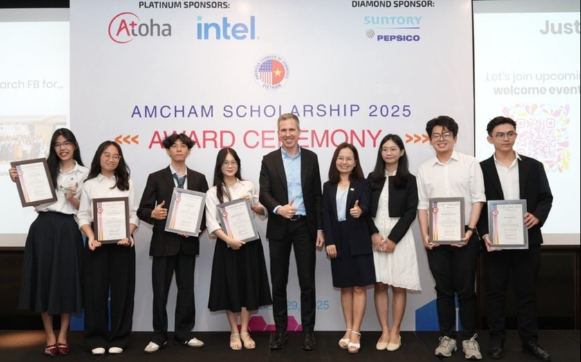 Hiệp hội Thương mại Mỹ tại Việt Nam trao là 900 triệu đồng học bổng cho các sinh viên xuất sắc - Ảnh 1.