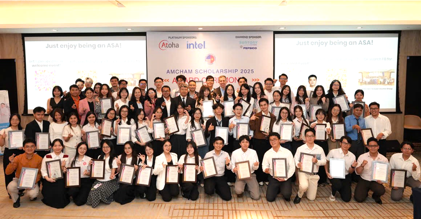 Hiệp hội Thương mại Mỹ tại Việt Nam trao là 900 triệu đồng học bổng cho các sinh viên xuất sắc - Ảnh 2.