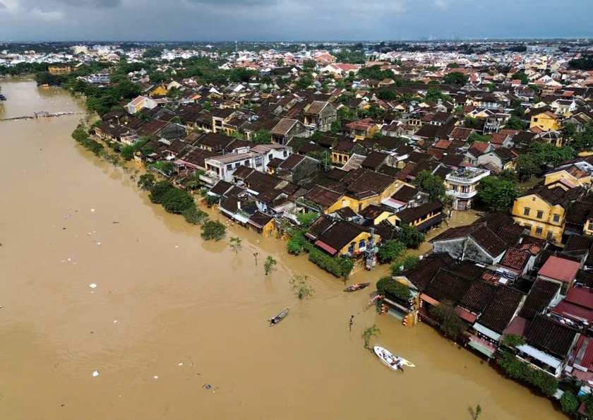 Agribank hỗ trợ kịp thời các tỉnh miền Trung khắc phục hậu quả lũ lụt do mưa lũ lịch sử - Ảnh 1.