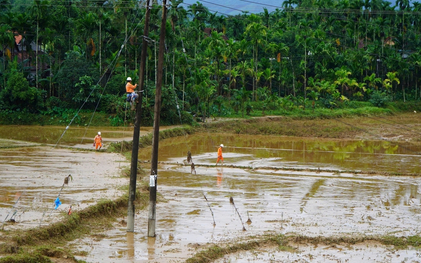 Ngày 2/11/2025, EVNCPC đã khôi phục cấp điện trở lại cho hầu hết khách hàng bị ảnh hưởng do mưa lũ. Ảnh: EVN.
