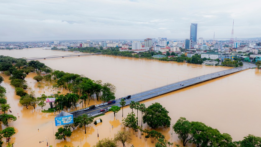 Huế ban hành công điện ứng phó với mưa lớn, lũ, ngập lụt, sạt lở đất và bão Kalmaegi - Ảnh 1.