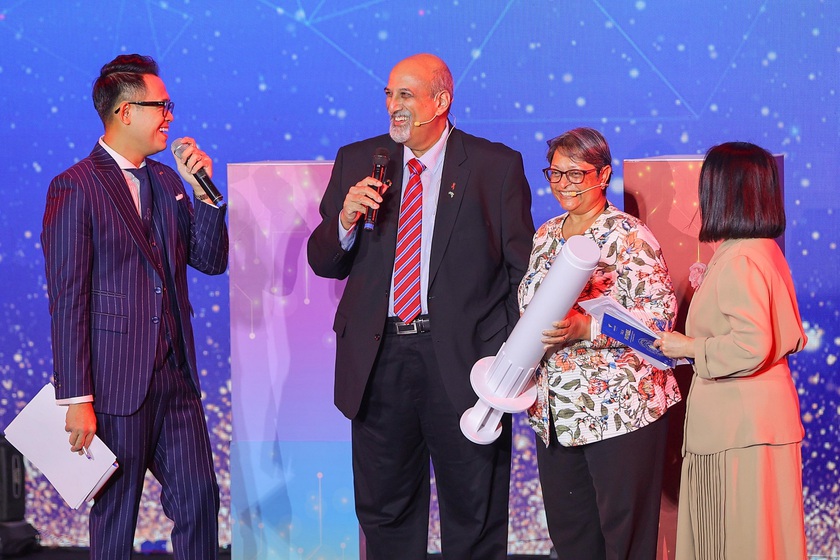 VinFuture mùa đầu tiên giữa đại dịch Covid-19: Biểu tượng của hy vọng và đoàn kết - Ảnh 2.