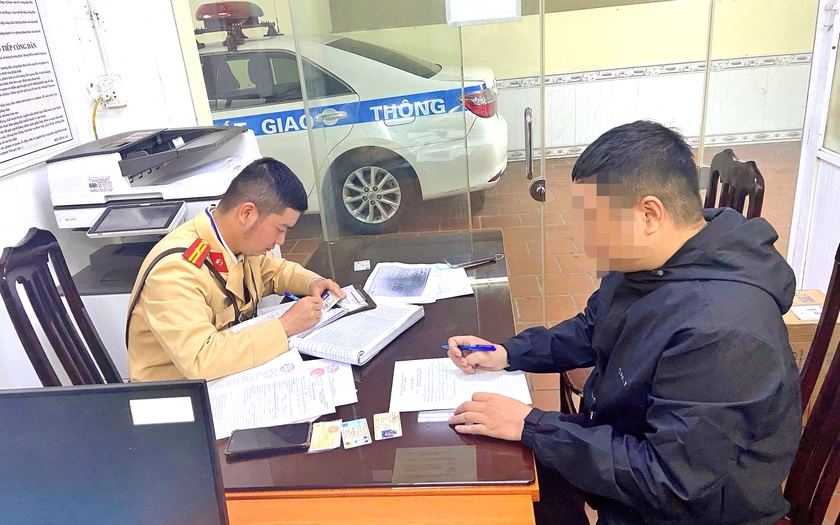1 thanh niên bị phạt tiền và trừ 4 điểm giấy phép lái xe vì sử dụng điện thoại khi điều khiển mô tô  - Ảnh 2.