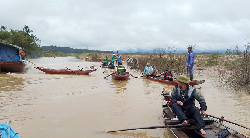 Lật thuyền đánh cá trên sông Lam, chồng mất tích, vợ được cứu - Ảnh 1.
