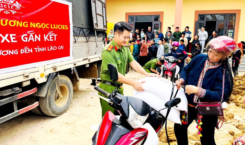 Trao tặng 15 tấn gạo cho người dân vùng cao Lào Cai bị thiệt hai do bão số 10- Ảnh 1. Trao tặng 15 tấn gạo cho người dân vùng cao Lào Cai bị thiệt hai do bão số 10- Ảnh 1.