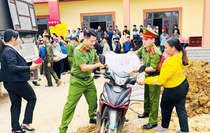 Trao tặng 15 tấn gạo cho người dân vùng cao Lào Cai bị thiệt hai do bão số 10- Ảnh 3. Trao tặng 15 tấn gạo cho người dân vùng cao Lào Cai bị thiệt hai do bão số 10- Ảnh 3.